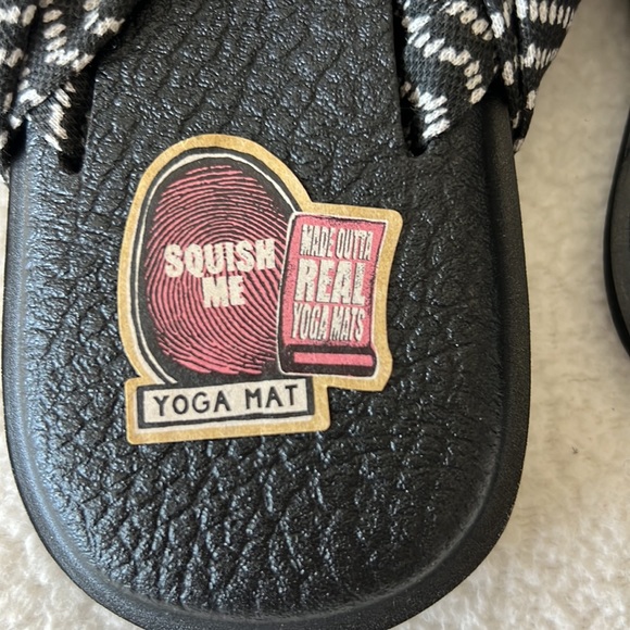 Sanuk sandals - Picture 3 of 4